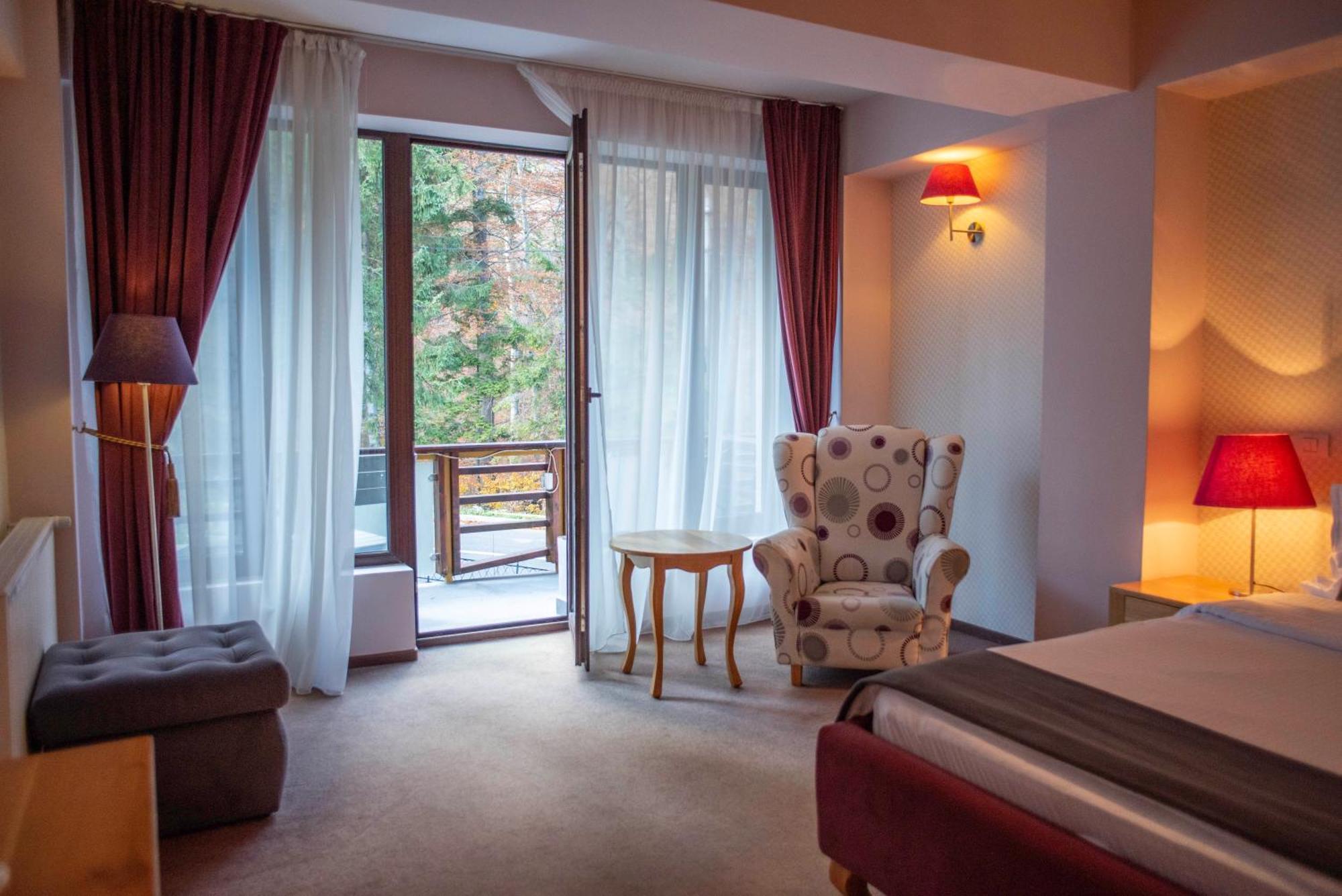 Paj Hotelul Retreat & Spa ซินายา ภายนอก รูปภาพ