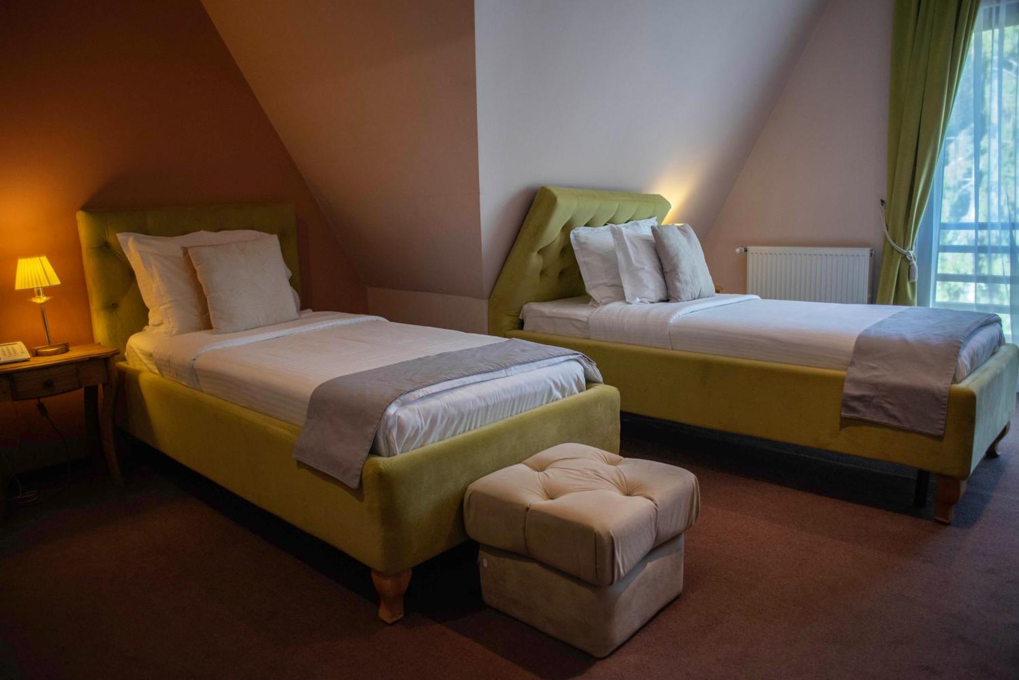Paj Hotelul Retreat & Spa ซินายา ภายนอก รูปภาพ