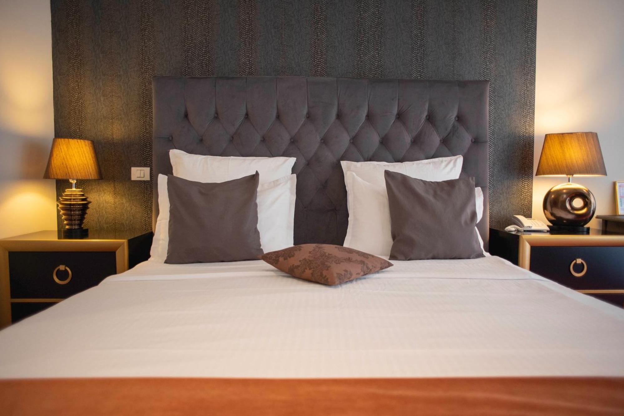 Paj Hotelul Retreat & Spa ซินายา ภายนอก รูปภาพ