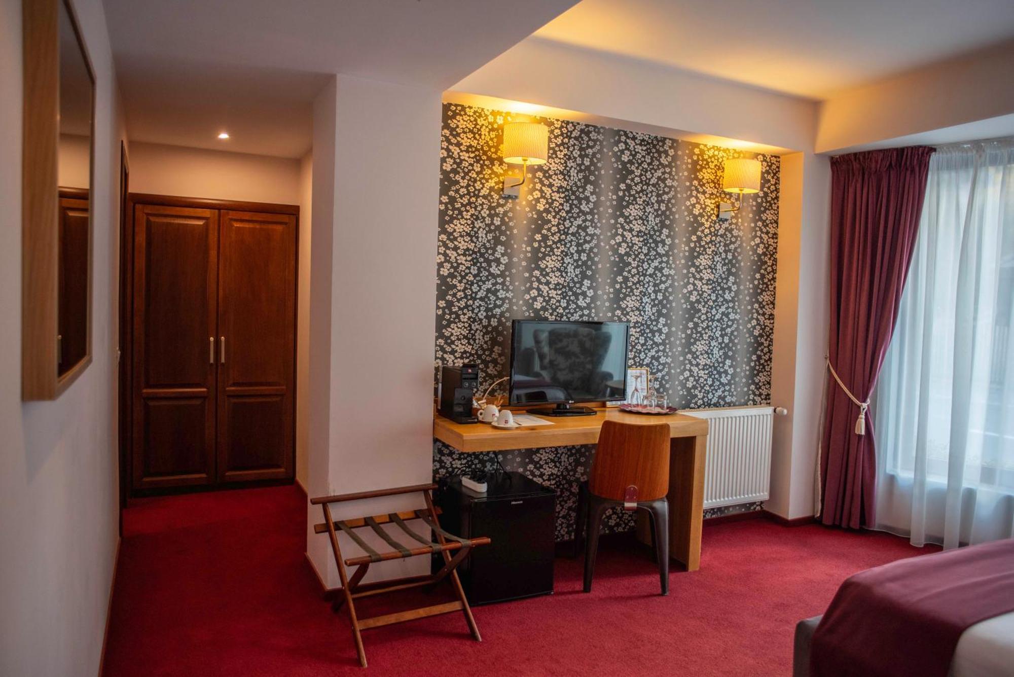 Paj Hotelul Retreat & Spa ซินายา ภายนอก รูปภาพ