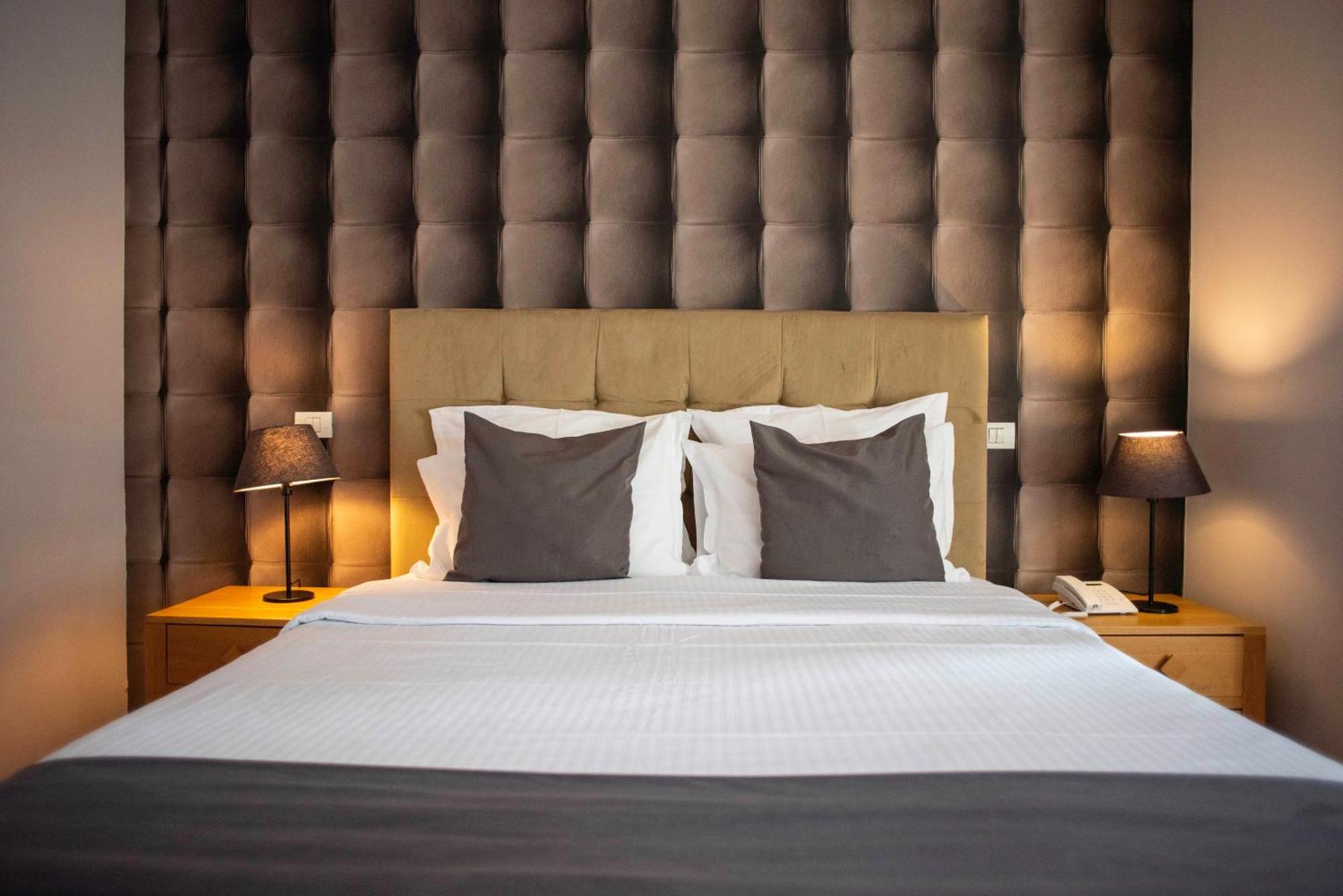 Paj Hotelul Retreat & Spa ซินายา ภายนอก รูปภาพ