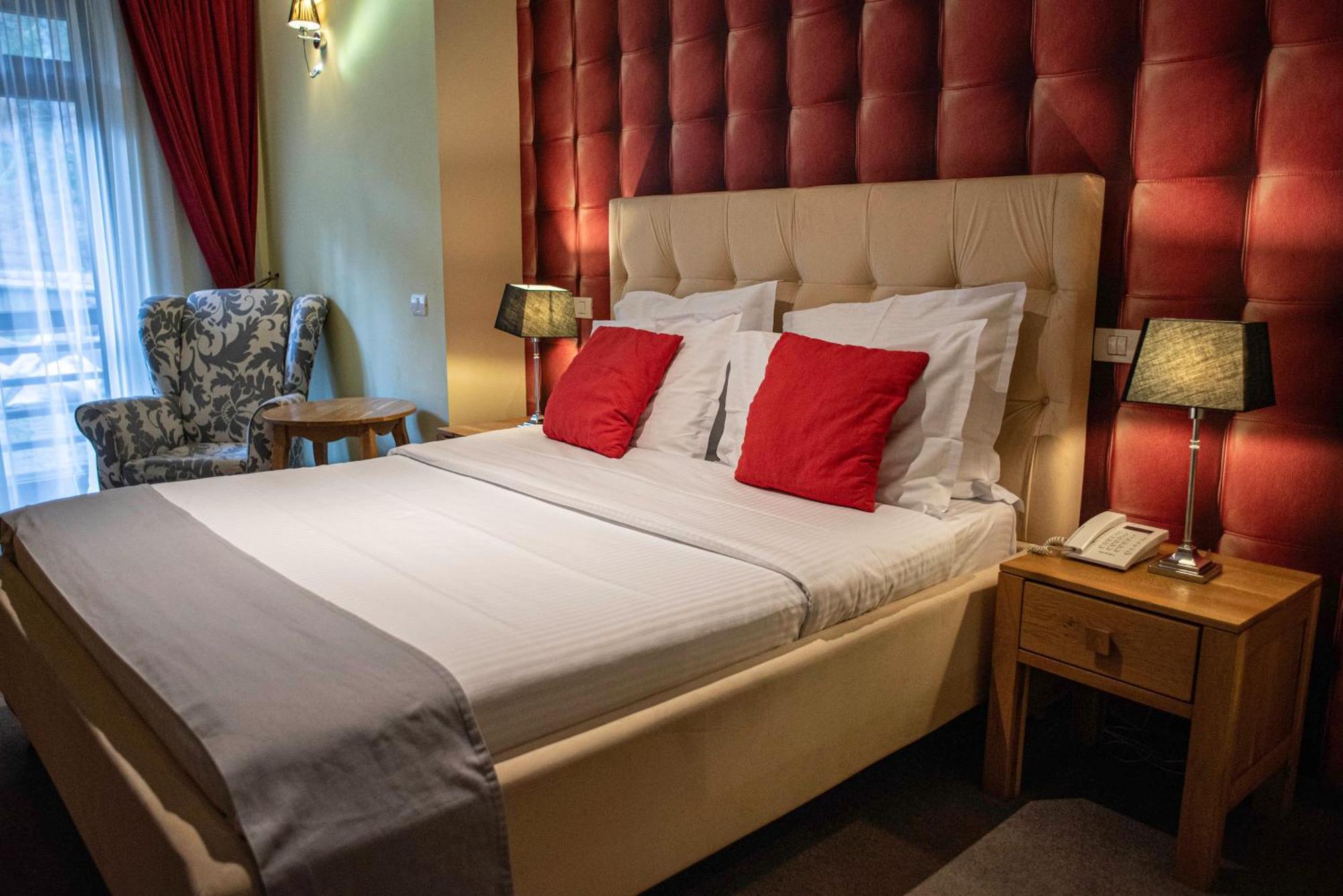 Paj Hotelul Retreat & Spa ซินายา ภายนอก รูปภาพ