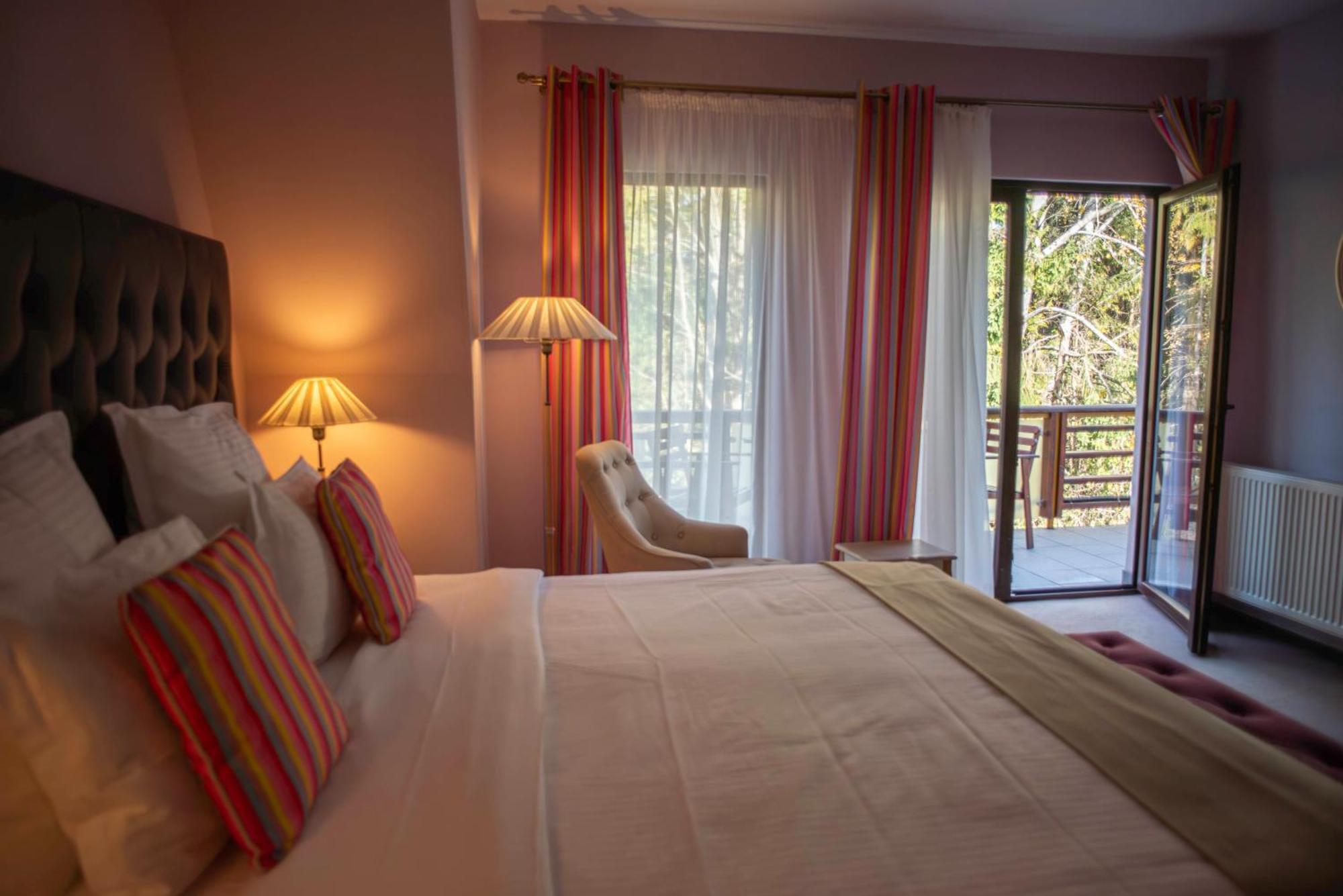 Paj Hotelul Retreat & Spa ซินายา ภายนอก รูปภาพ