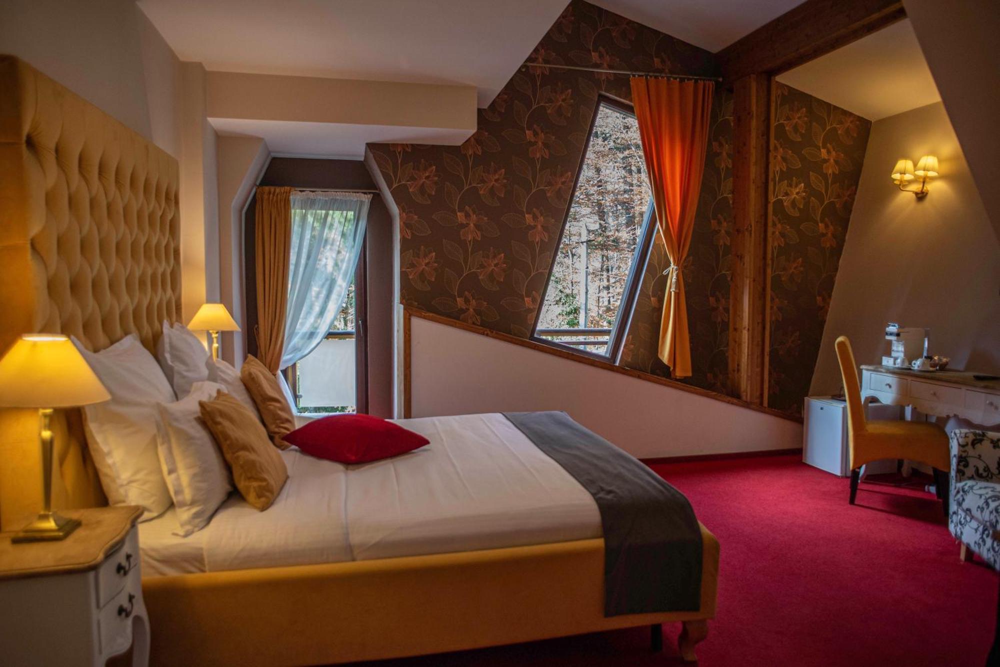 Paj Hotelul Retreat & Spa ซินายา ภายนอก รูปภาพ
