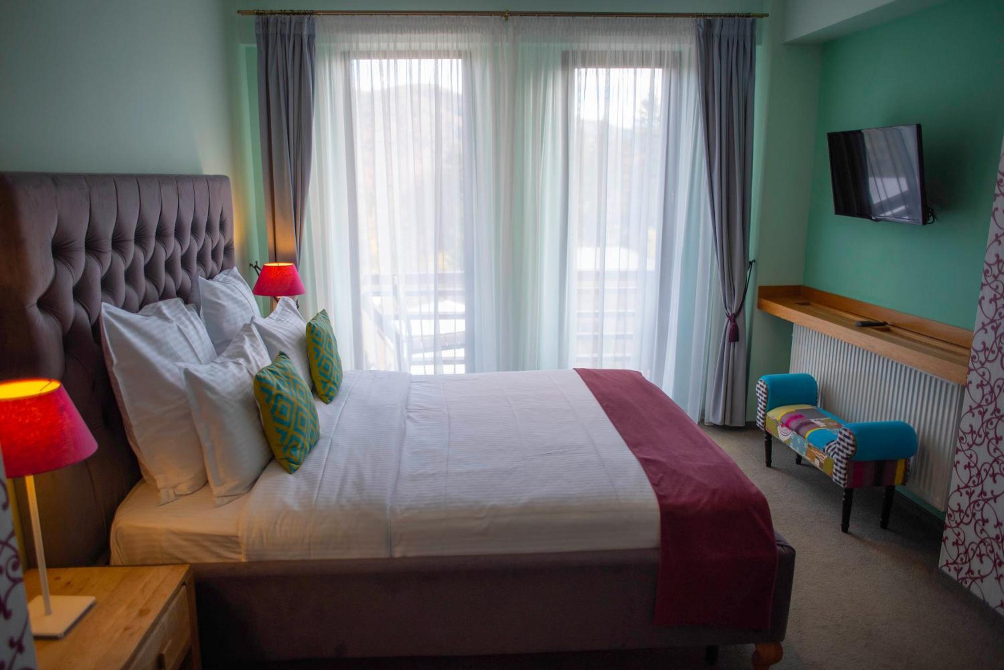 Paj Hotelul Retreat & Spa ซินายา ภายนอก รูปภาพ
