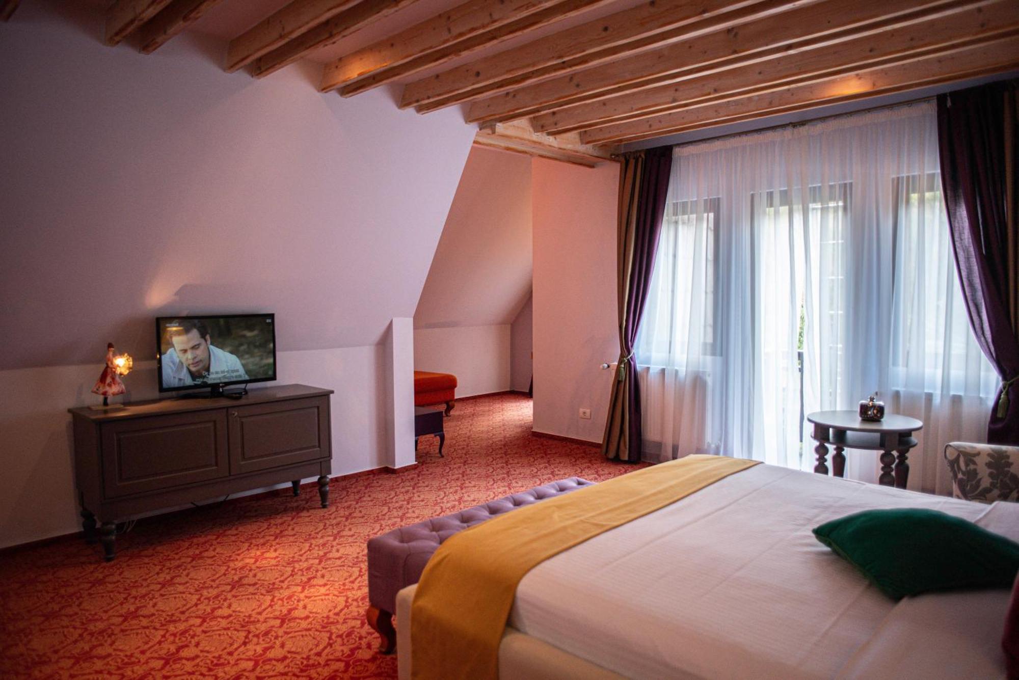 Paj Hotelul Retreat & Spa ซินายา ภายนอก รูปภาพ